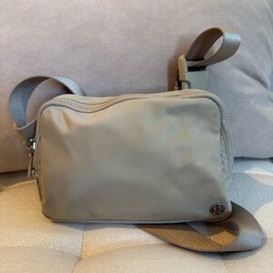 Lululemon L 2l belt bag